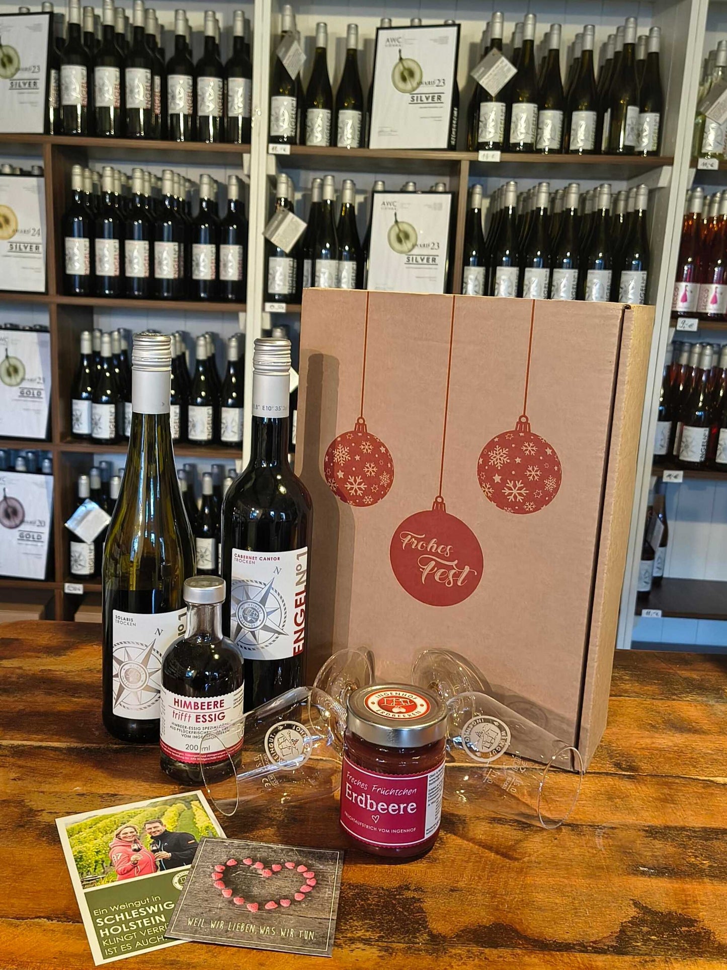 Piwi- Weine, Essig und leckere Erdbeermarmelade vom Obst- und Weingut Ingenhof in Schleswig- Holstein als Präsentbox. Ein genußvolles Geschenk in unserem Onlineshop oder der Weinremise.