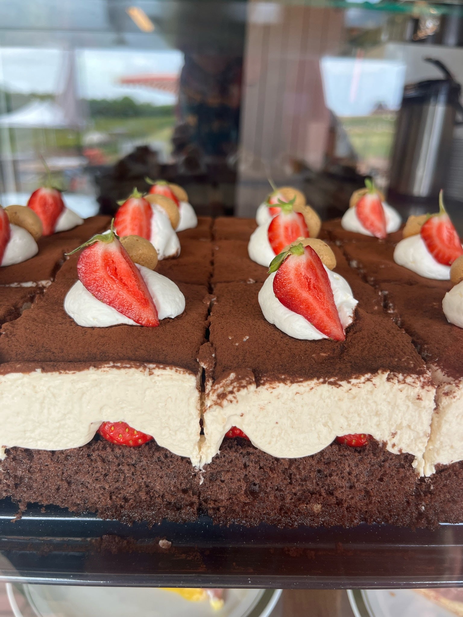 Tiramisu- Erdbeer- Torte selbstgebacken mit unseren Erdbeeren vom Obst- und Weingut Ingenhof.