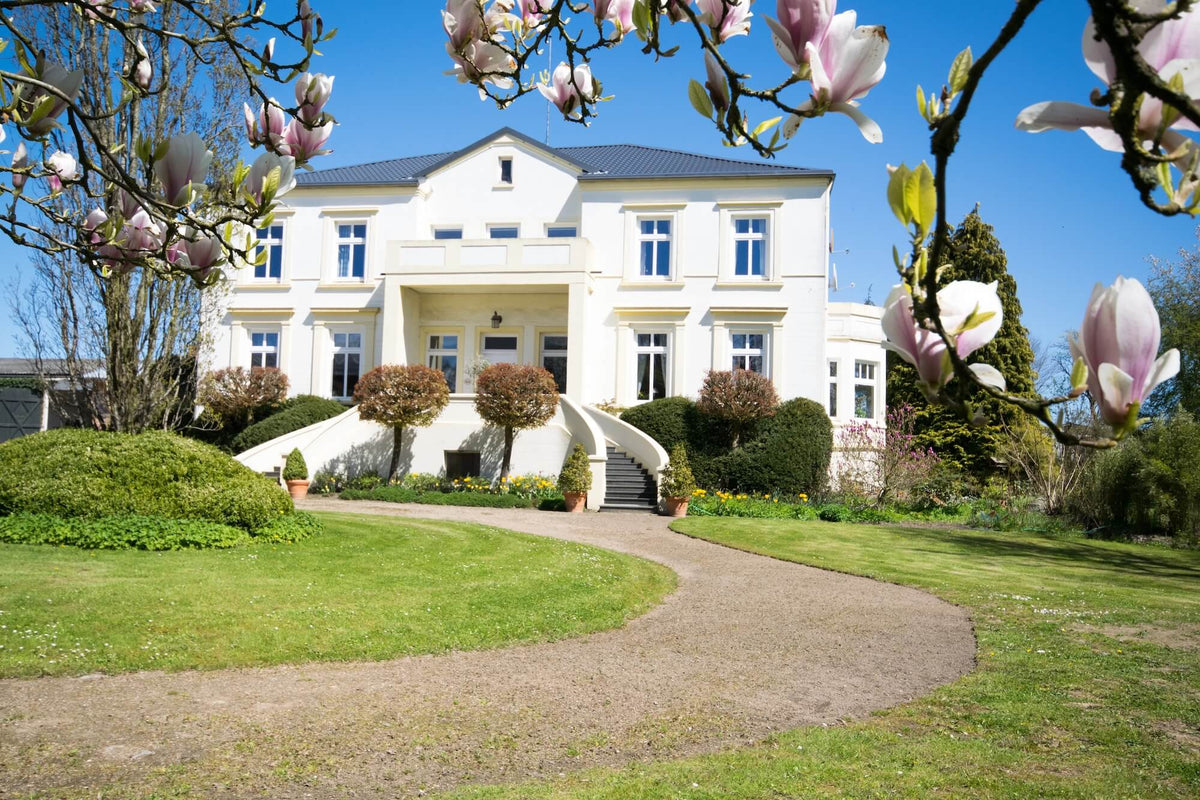 Herrenhaus vom Ingenhof bei Malente mit Magnolien- Blüten