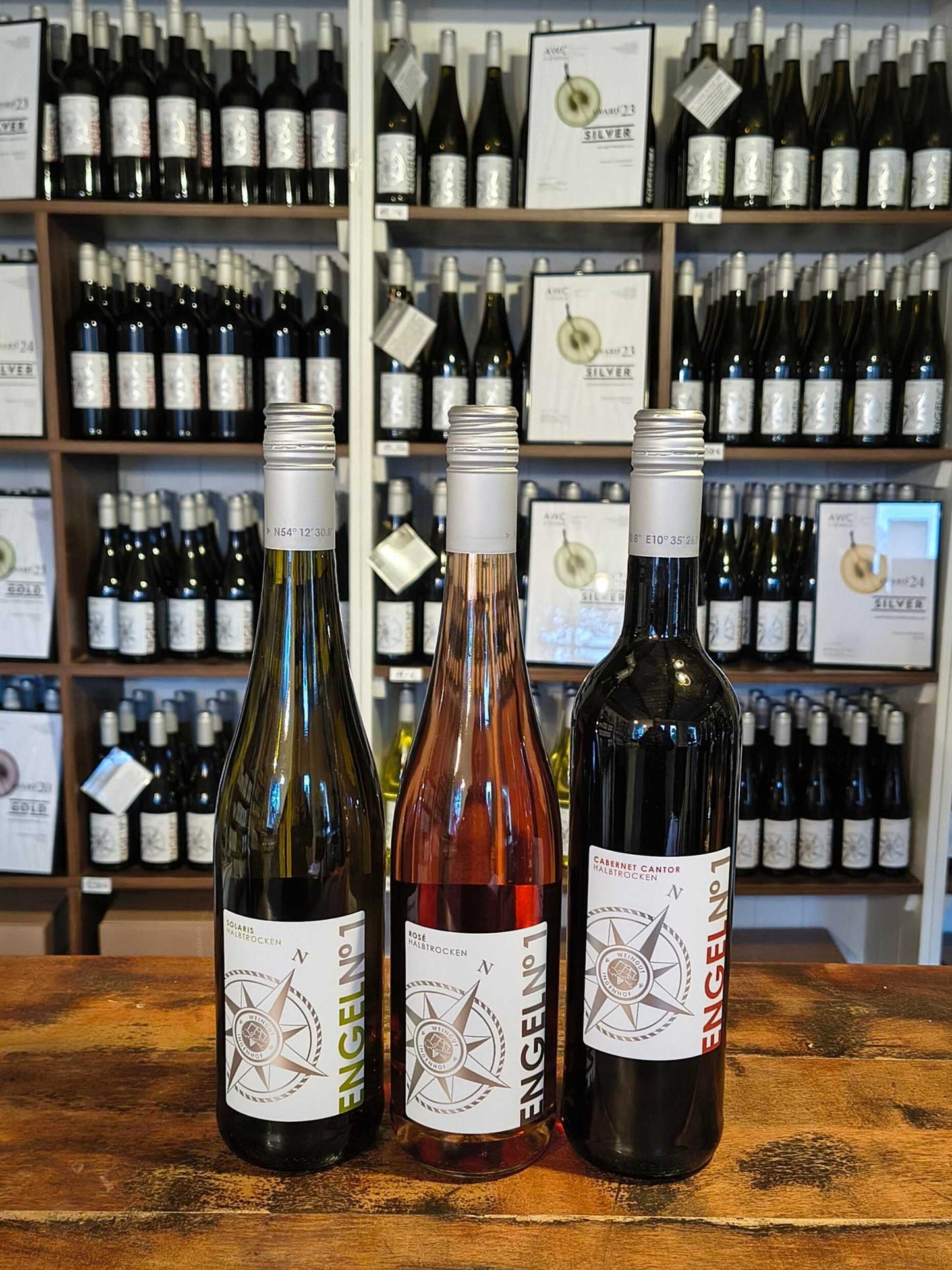 Vegane Piwi- Weine, halbtrocken, vom Weingut Ingenhof in Schleswig- Holstein als Weinproben - Paket. Ein genußvolles Geschenk für Weinliebhaber in unserem Onlineshop oder der Weinremise.