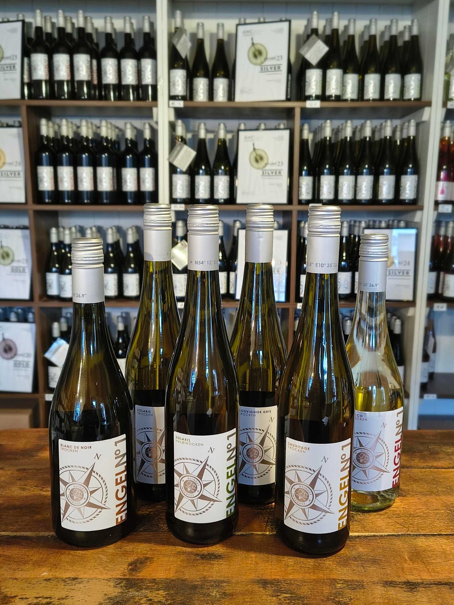 Piwi- Weißweine vom Weingut Ingenhof in Schleswig- Holstein als Weinproben - Paket. Ein genußvolles Geschenk für Weinliebhaber in unserem Onlineshop oder der Weinremise.