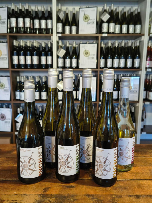 Piwi- Weißweine vom Weingut Ingenhof in Schleswig- Holstein als Weinproben - Paket. Ein genußvolles Geschenk für Weinliebhaber in unserem Onlineshop oder der Weinremise.