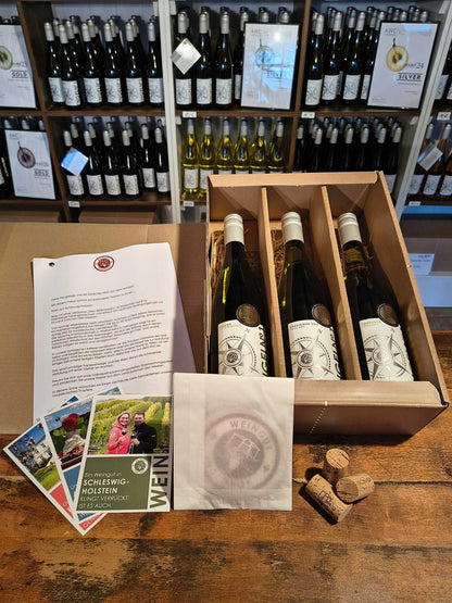 Vegane Piwi- Weinprobe für Zuhause mit Weißweinen vom Weingut Ingenhof in Schleswig- Holstein. Ein genußvolles Geschenk für Weinliebhaber in unserem Onlineshop oder der Weinremise.