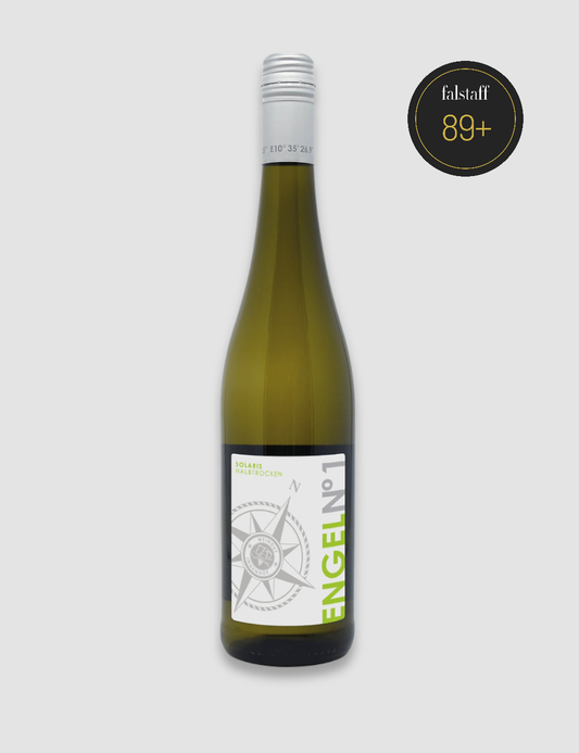 Fruchtiger, veganer Piwi Weißwein der Rebsorte Solaris, halbtrocken ausgebaut auf dem Weingut Ingenhof in Schleswig- Holstein, dem größten Weingut im Norden. Falstaff prämiert. Geschenk für Weinliebhaber. Falstaff prämiert.